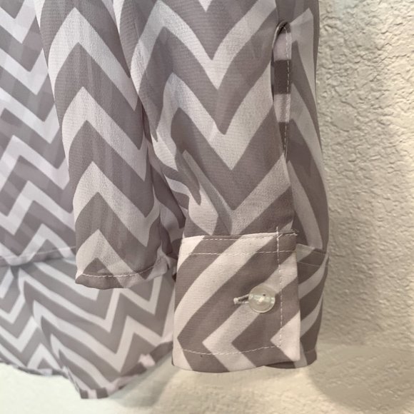 NWOT a.n.a. HiLo Tunic 1/4 Button Up Semi Sheer Top Gray White Chevron Sz Small - Picture 5 of 9